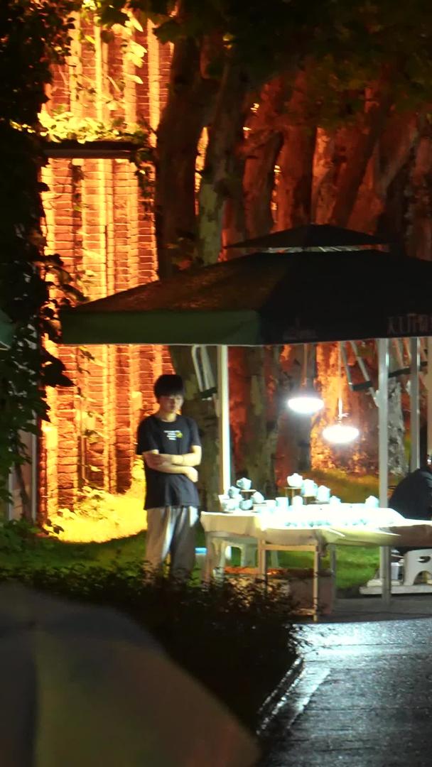 城市雨夜江西景德镇陶溪川古建筑群陶瓷交易市场熙熙攘攘的人群街景素材视频的预览图
