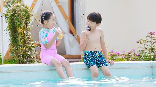 可爱小朋友户外泳池边享用夏日冰饮视频的预览图
