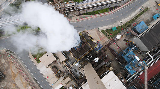 航拍城市现代化工业环保工厂冷凝塔排放的白色烟雾4k素材视频的预览图