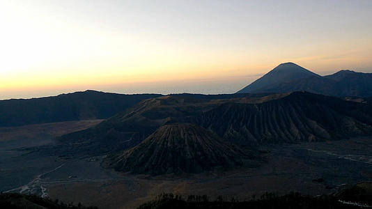 印尼布罗莫火山日落航拍视频的预览图