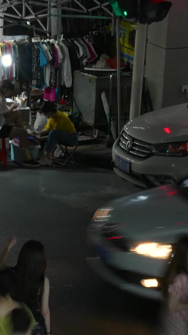 城市夜景灯光路等行人过马路车流材料视频的预览图