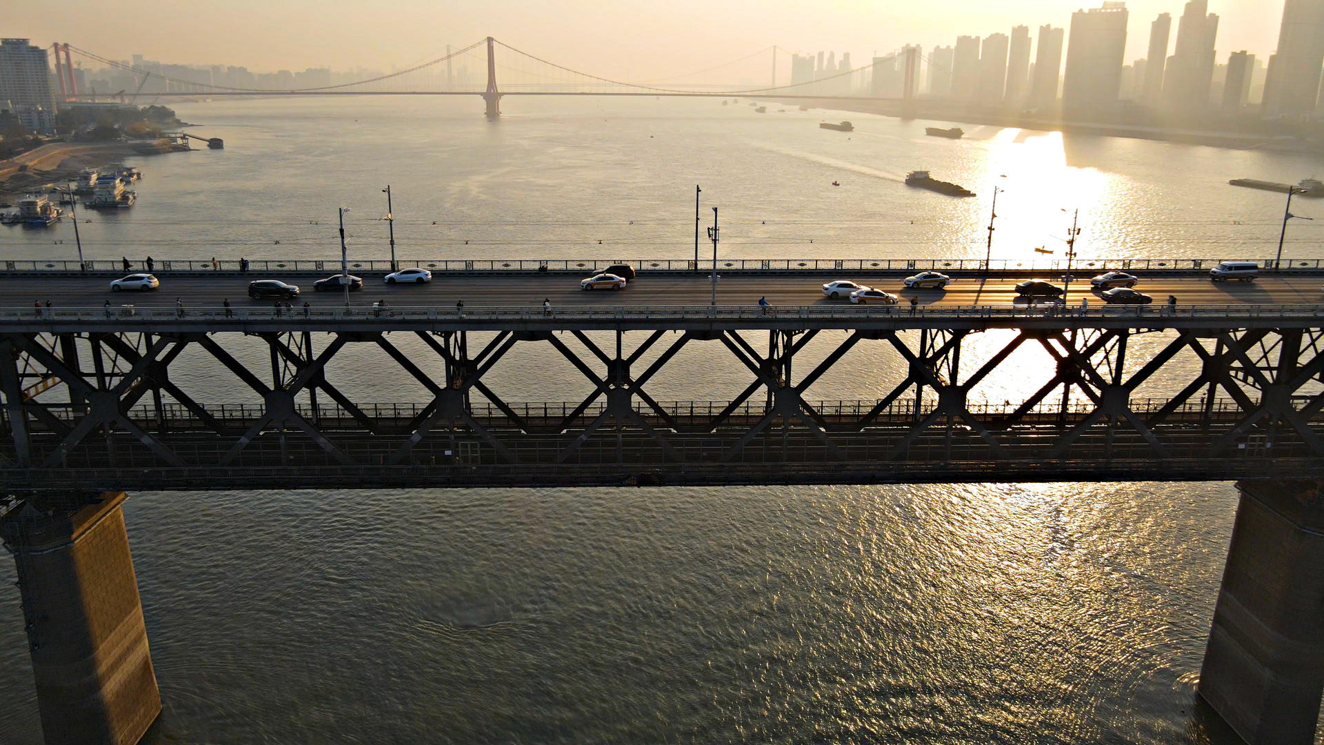 4K武汉长江大桥夕阳航拍视频视频的预览图