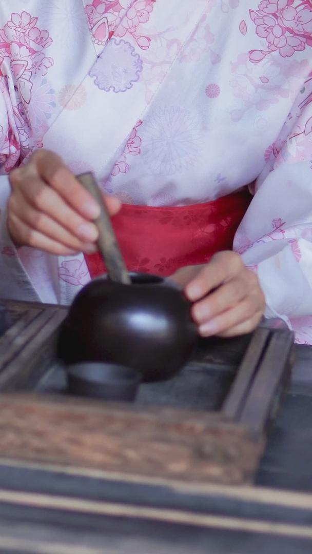 妇女日式和服冲泡茶动作视频的预览图