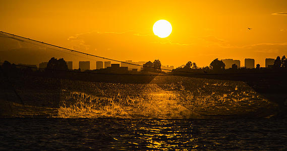 大河上的夕阳西下延时摄影视频的预览图