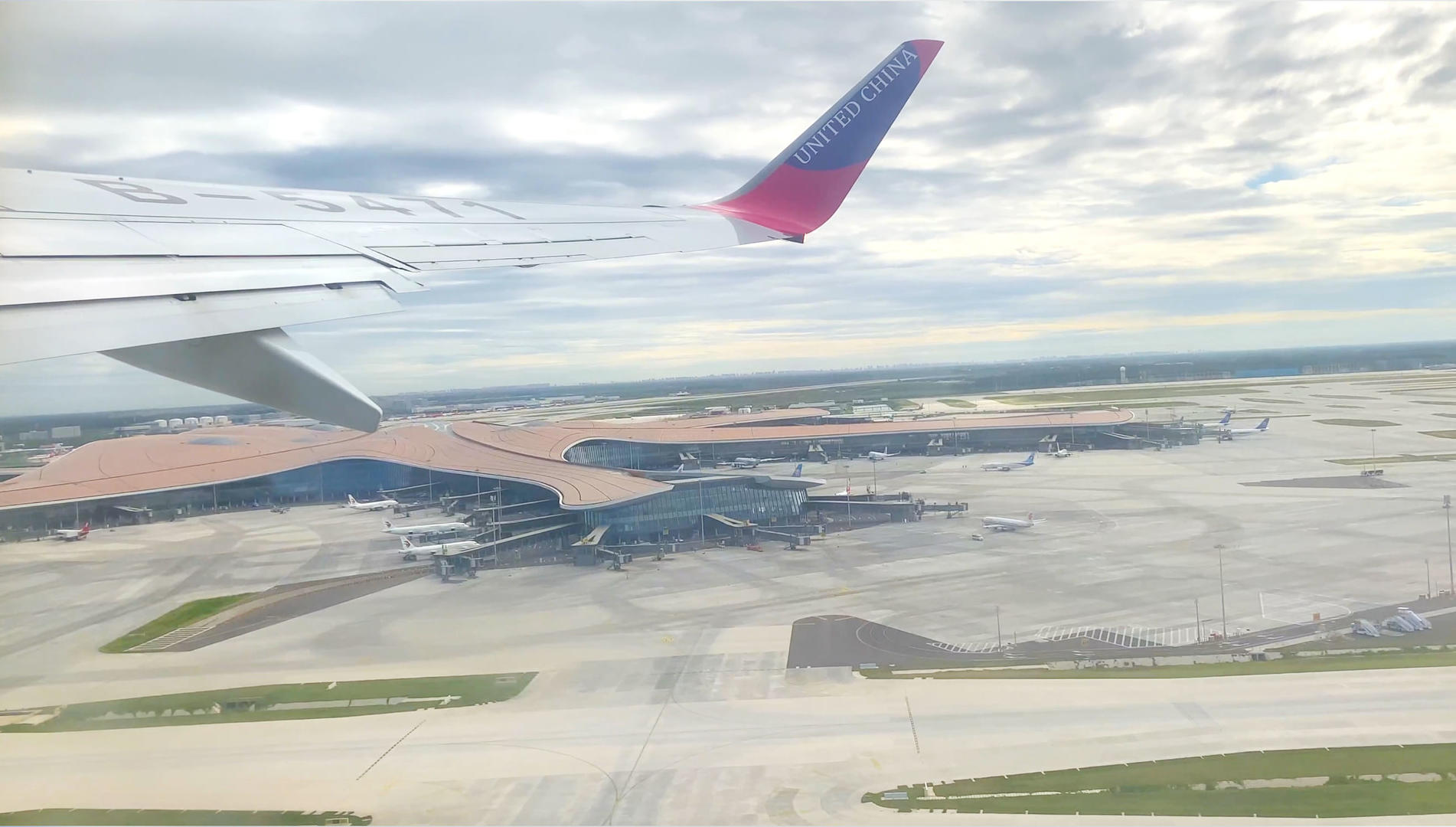 4k航拍飞机起飞飞过北京大兴机场视频的预览图
