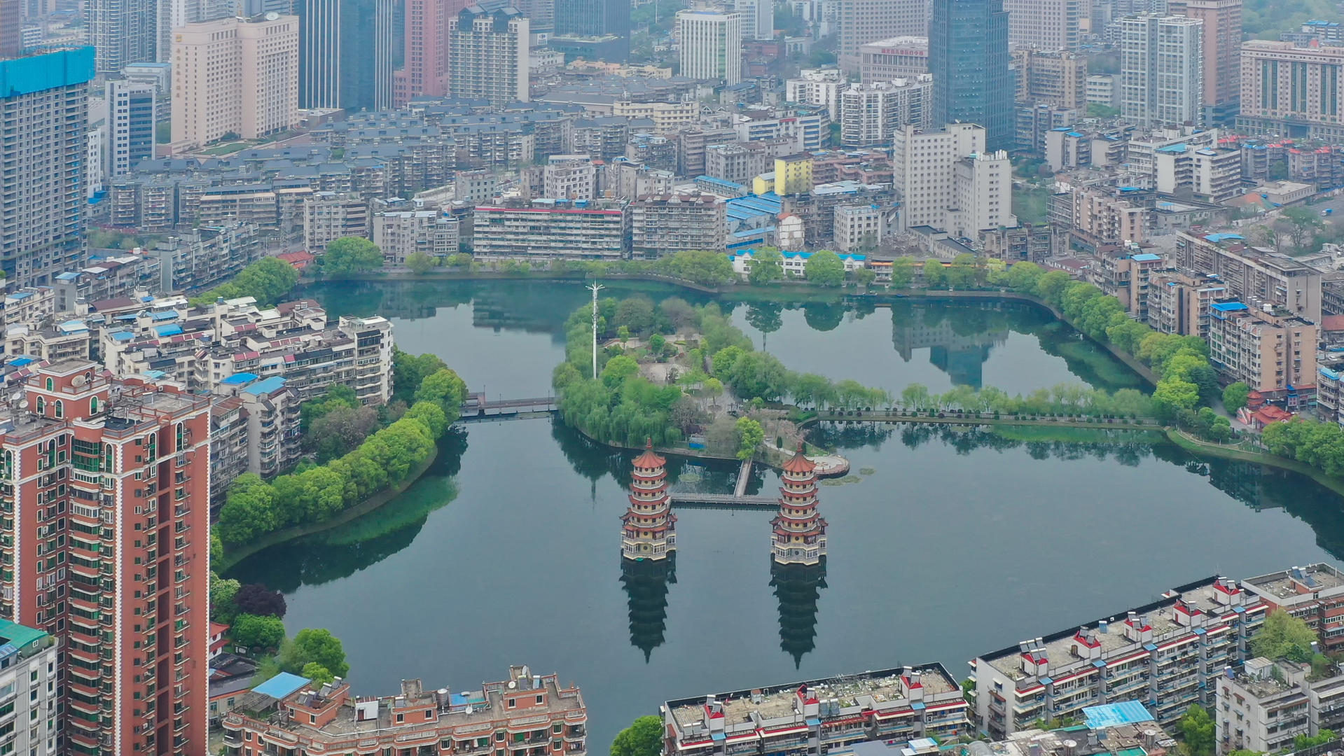 航拍武汉汉口宝岛公园湖景双塔视频的预览图