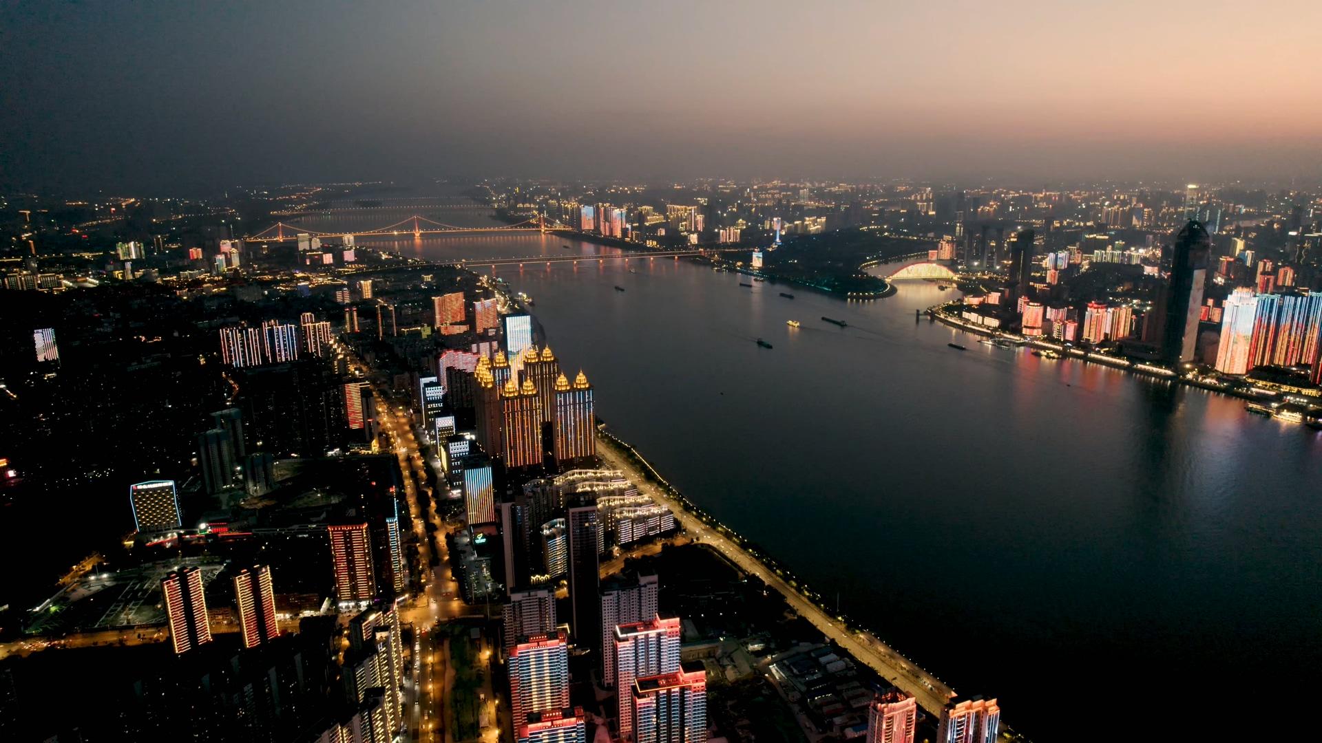 4K航拍武汉长江两岸城市天际线和灯光秀夜景视频的预览图