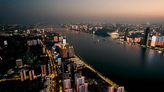 4K航拍武汉长江两岸城市天际线和灯光秀夜景视频的预览图