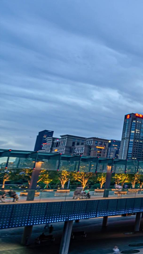 杭州钱江新城CBD市民中心大规模移动福士日月同辉繁华城市灯光秀视频的预览图