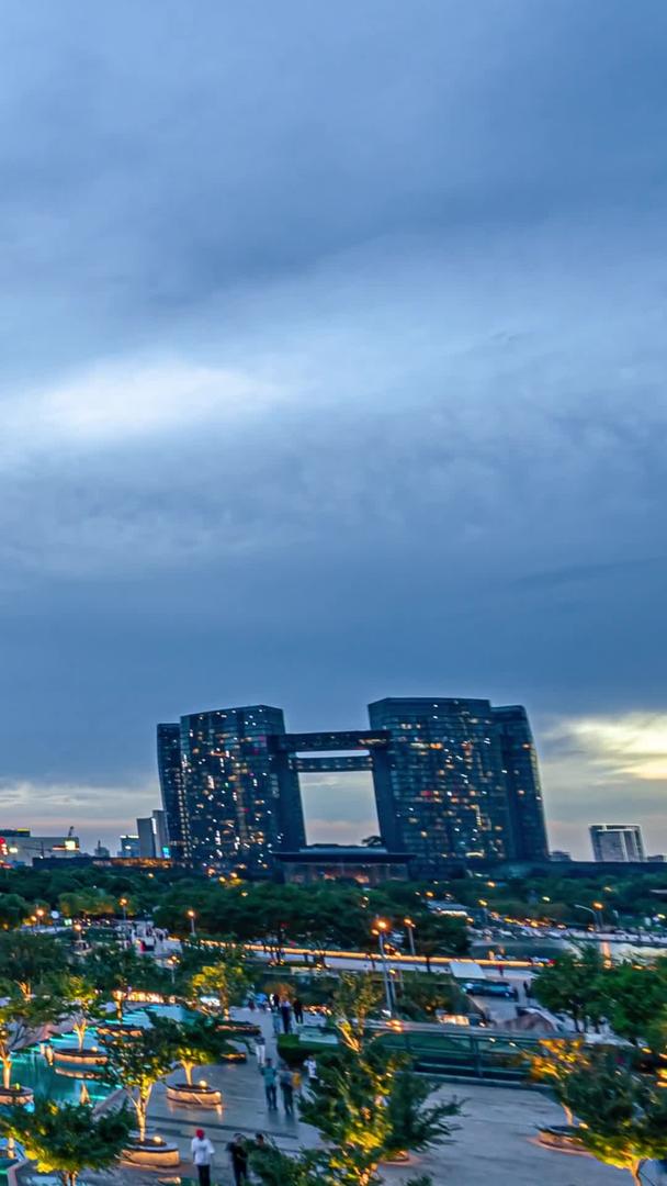 杭州钱江新城CBD市民中心大规模移动福士日月同辉繁华城市灯光秀视频的预览图