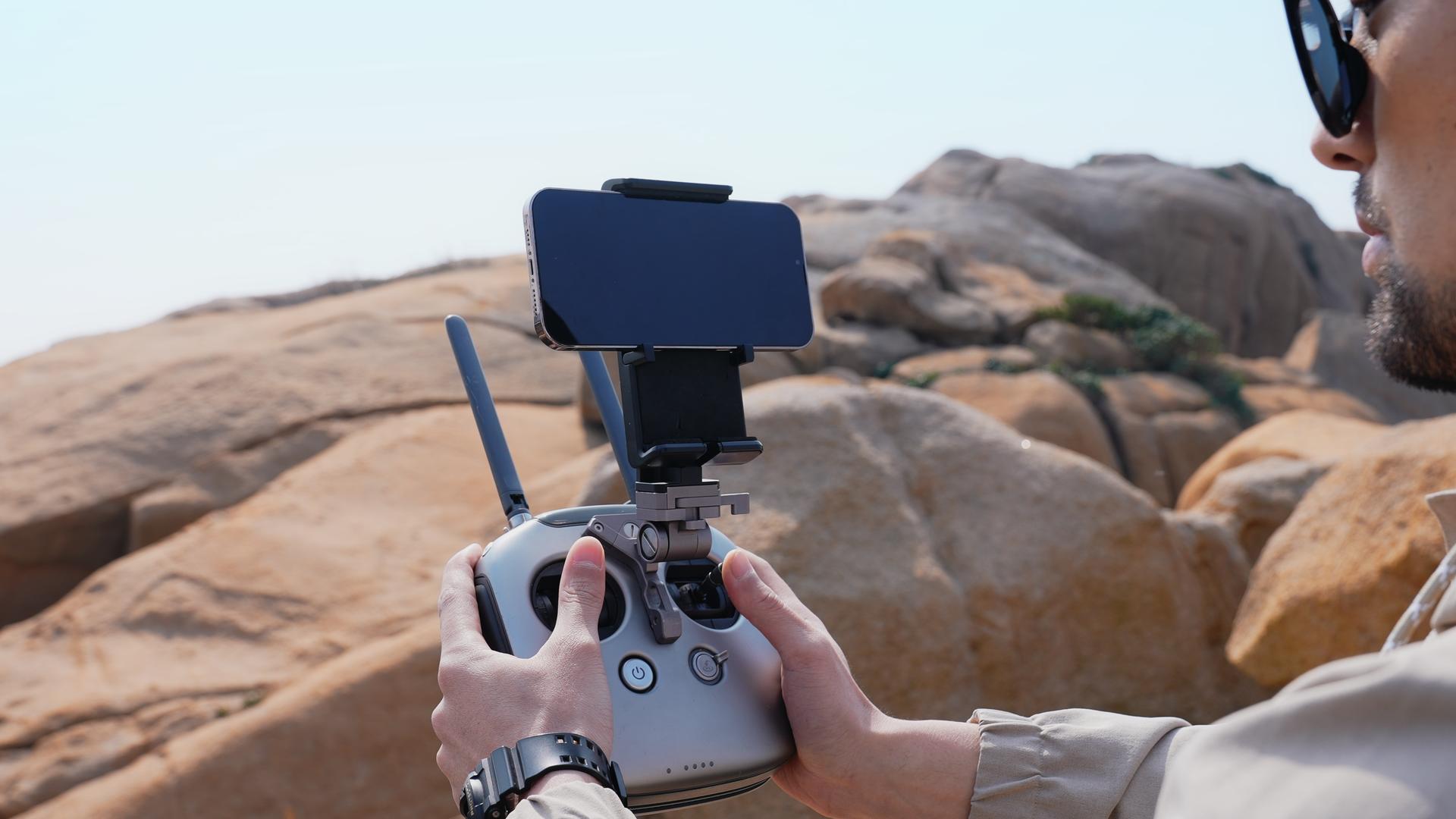 航拍摄影师操控无人机遥控器视频的预览图
