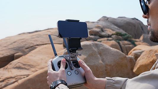 航拍摄影师操控无人机遥控器视频的预览图