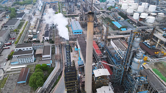 航拍城市工业化现代工厂冒着白色烟雾的烟囱4k素材视频的预览图