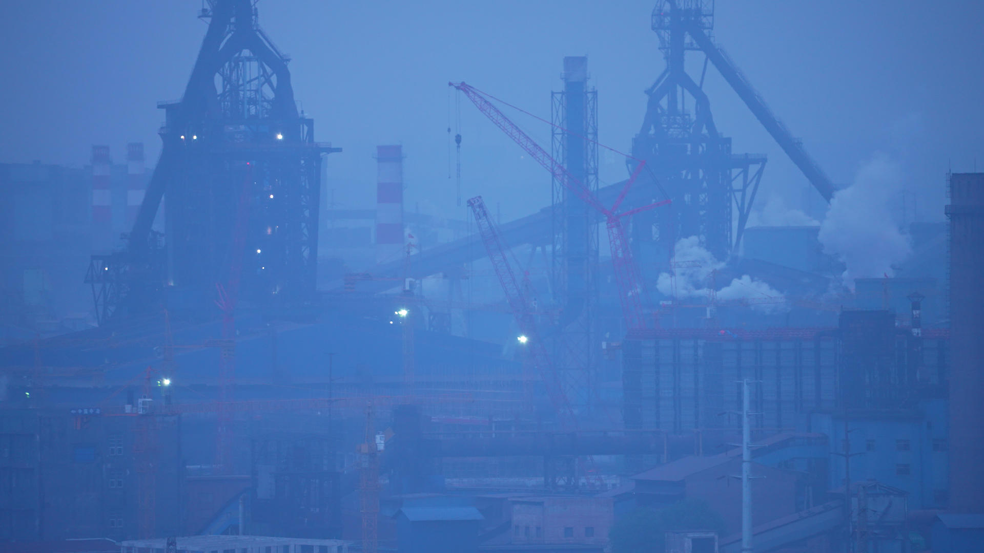 慢镜头升格拍摄4k素材城市现代化工厂白色烟雾的冷凝塔视频的预览图