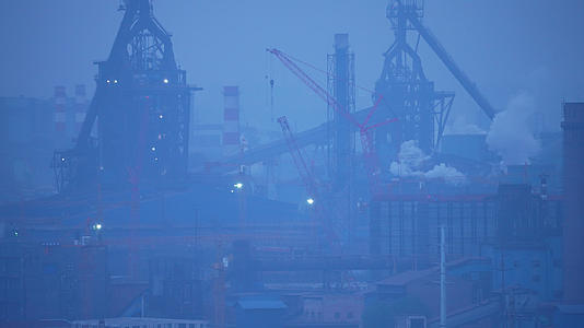 慢镜头升格拍摄4k素材城市现代化工厂白色烟雾的冷凝塔视频的预览图