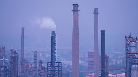 慢镜头升格拍摄4k素材城市环保工业现代化工厂烟囱视频的预览图