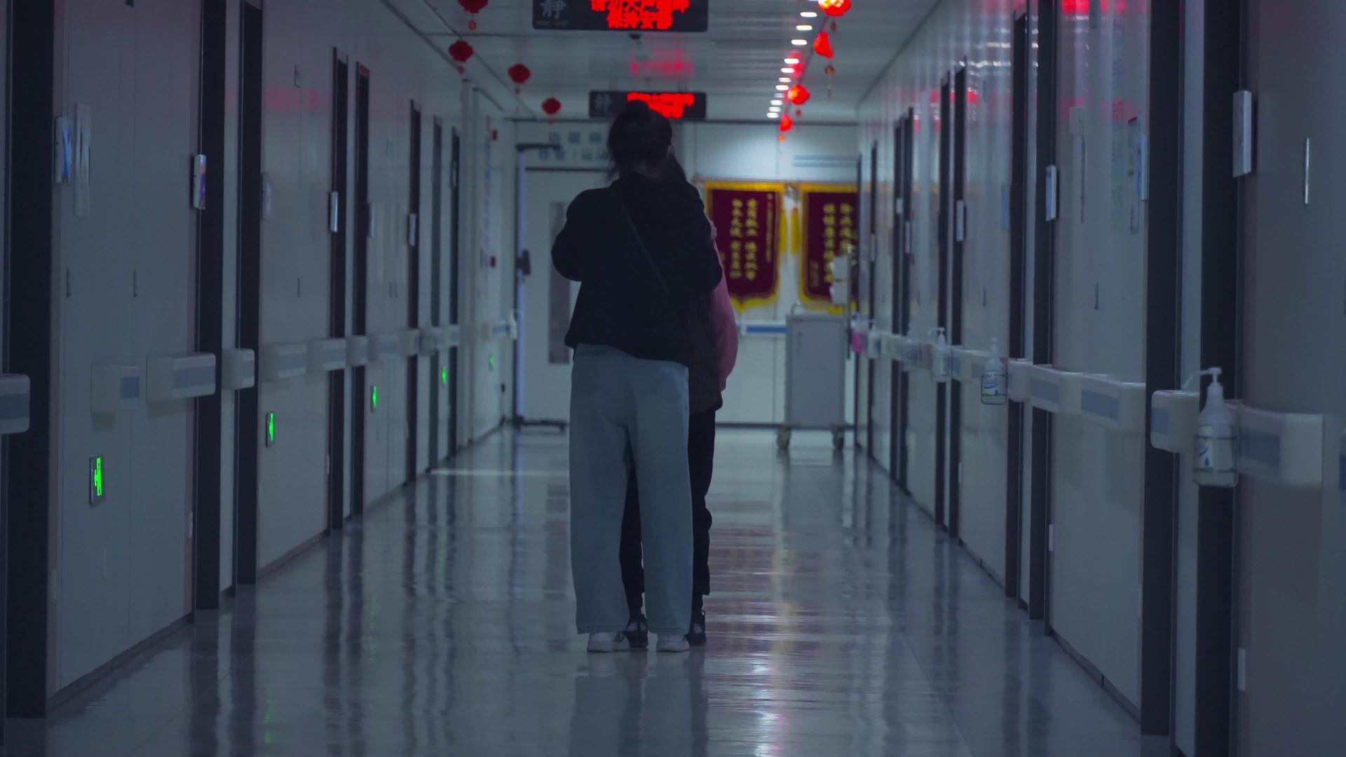 4K医院走廊护理人员帮助患者慢走锻炼视频的预览图