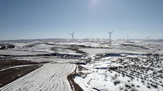 冬季内蒙古冰雪农田风力发电视频的预览图