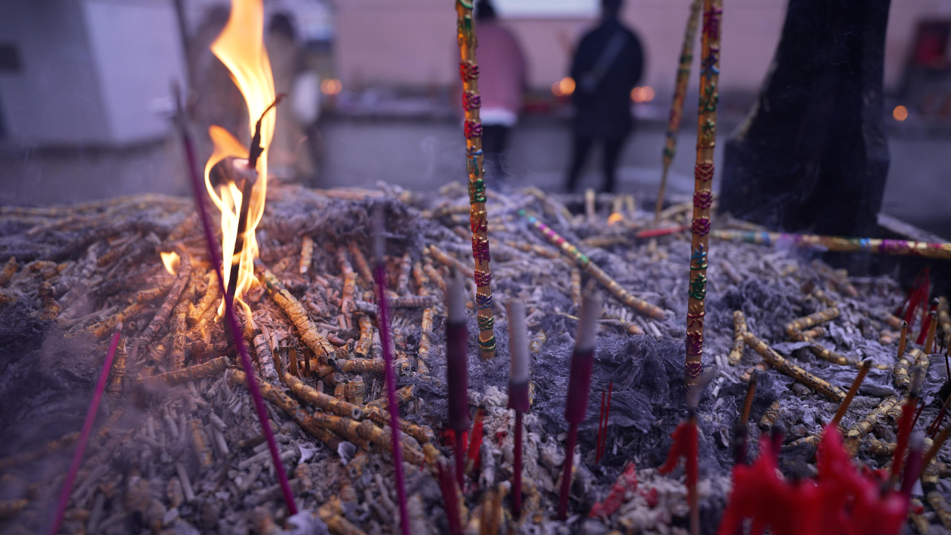 慢镜头升格拍摄4k素材宗教寺庙香炉烧香祭拜祭祀视频的预览图