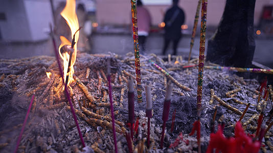 慢镜头升格拍摄4k素材宗教寺庙香炉烧香祭拜祭祀视频的预览图