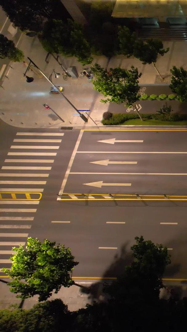 旅游城市夜景街景交通流路红绿灯斑马线素材视频的预览图