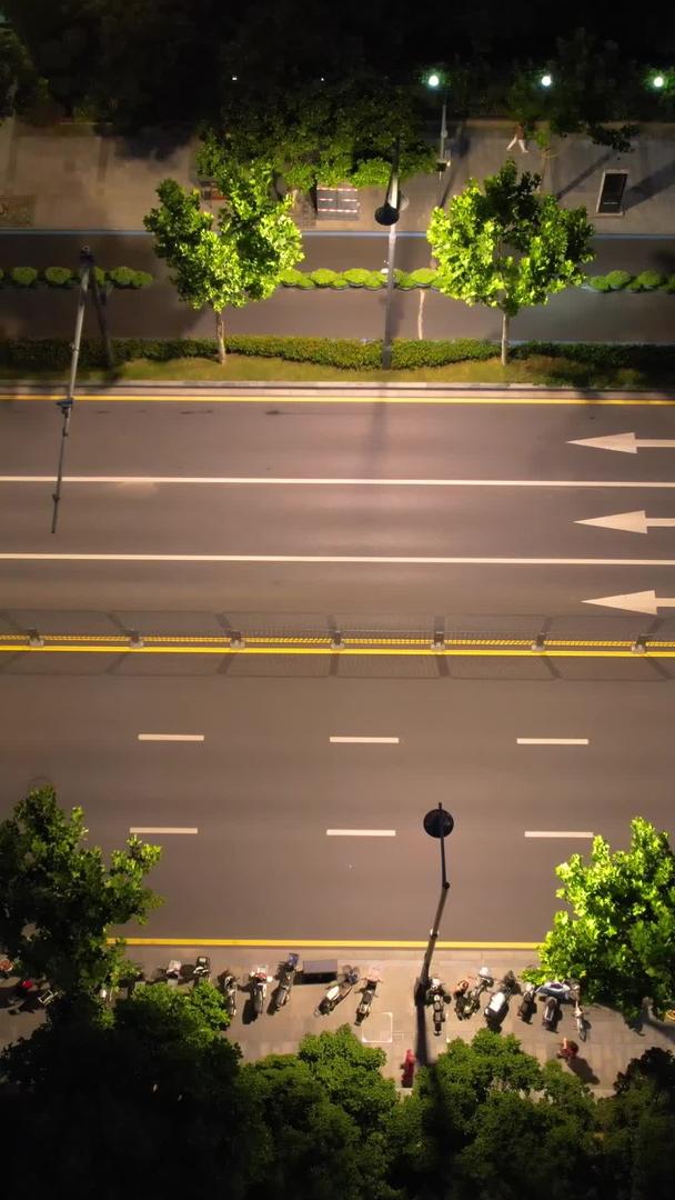 旅游城市夜景街景交通流路红绿灯斑马线素材视频的预览图