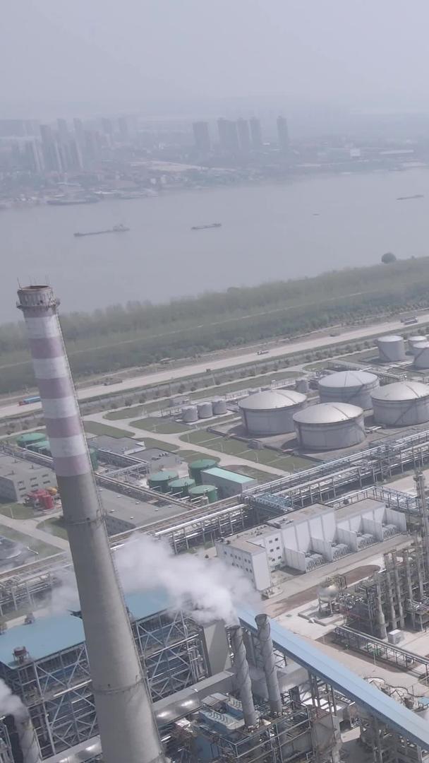 航拍长江边石化工园区石化工厂焚烧炉烟囱材料视频的预览图