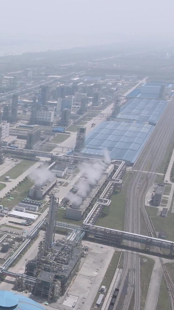 航拍长江边石化工园区石化工厂焚烧炉烟囱材料视频的预览图