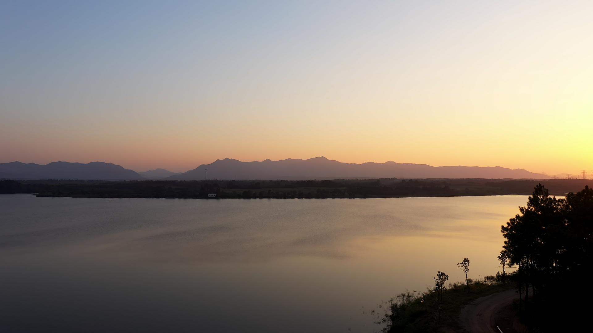 夕阳下的湖视频的预览图