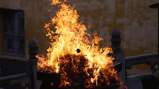 慢动作升格拍摄4k素材宗教民俗香炉中燃烧的火焰4k素材视频的预览图