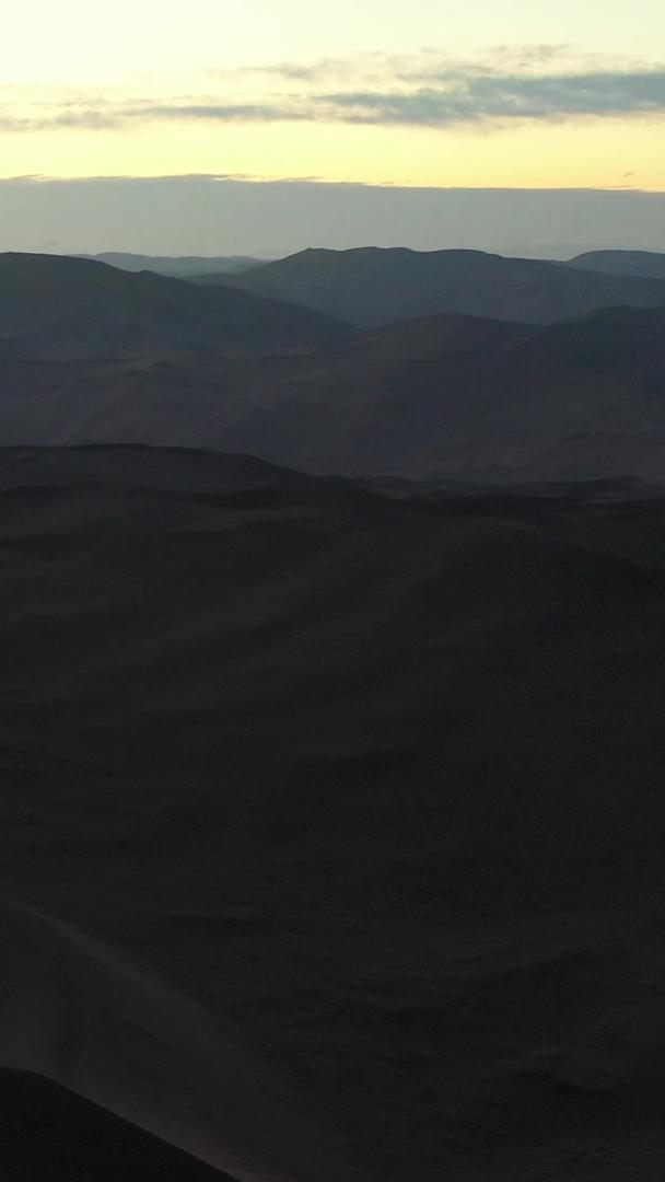日出前在沙漠中行驶的汽车航拍视频视频的预览图