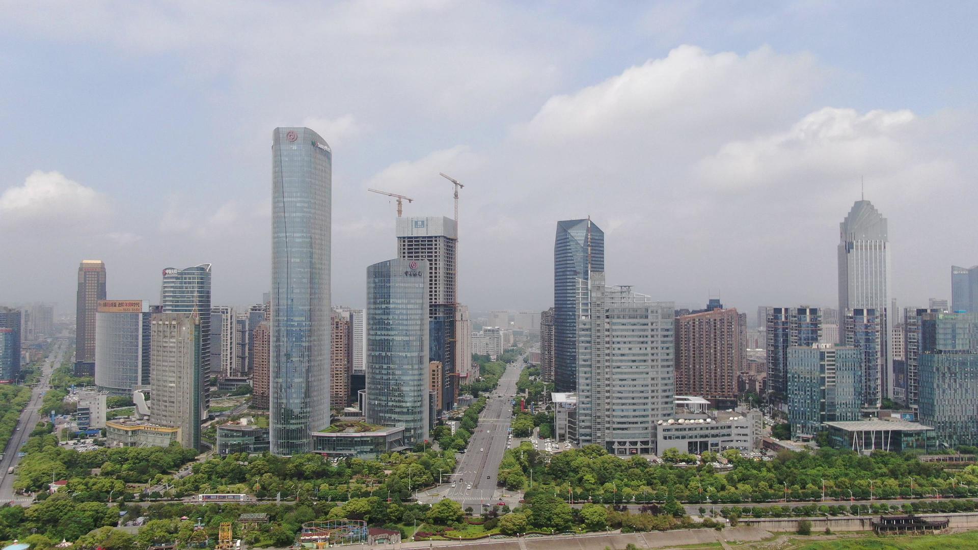 航拍江西南昌秋水广场CBD商务建筑视频的预览图