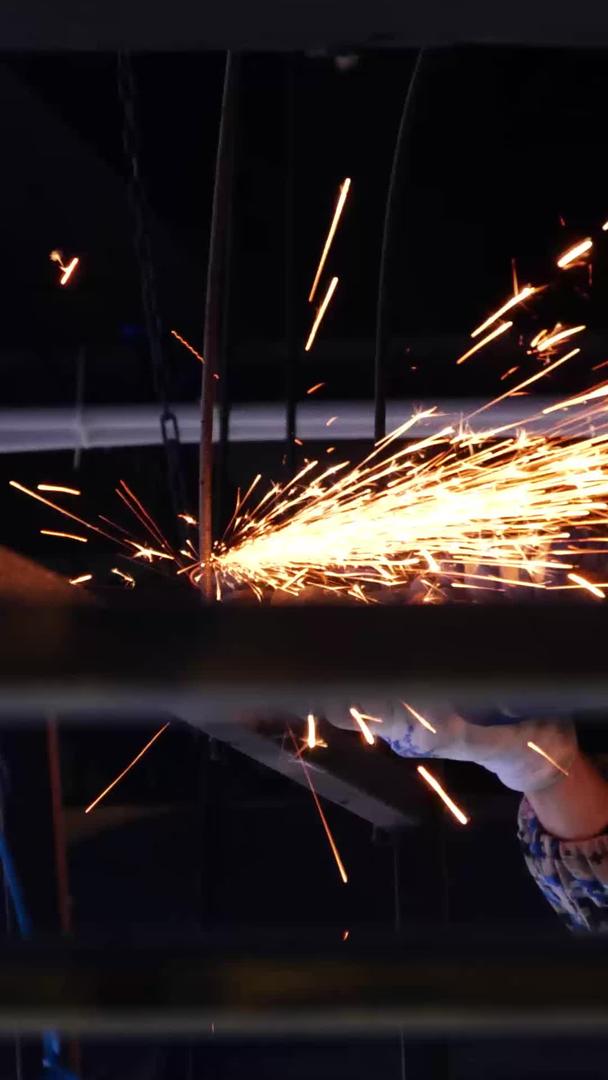 焊接切割发光重工工人焊接操作视频的预览图