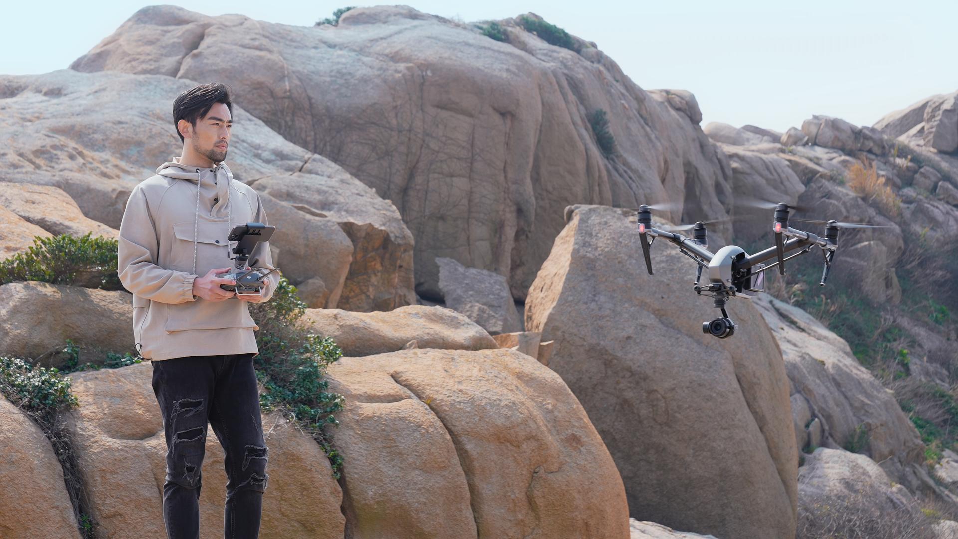 户外摄影师航拍起飞无人机视频的预览图
