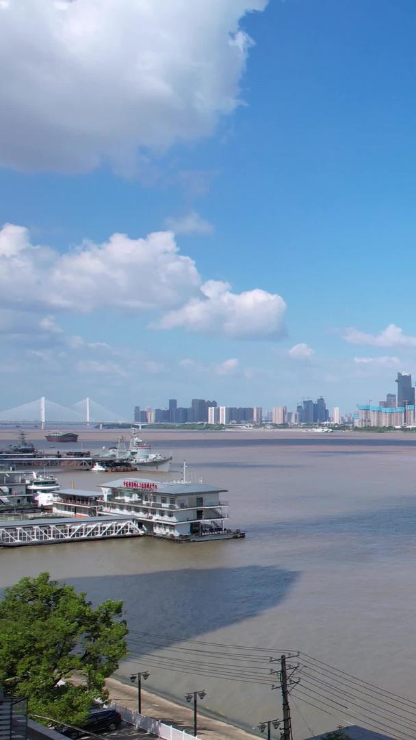 航拍城市长江蓝天白云江景天空5G信号塔移动信号接收器基站素材视频的预览图