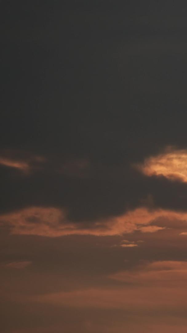 延迟摄影夕阳云层中太阳落山自然气象素材视频的预览图