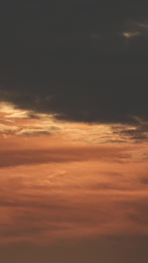 延迟摄影夕阳云层中太阳落山自然气象素材视频的预览图