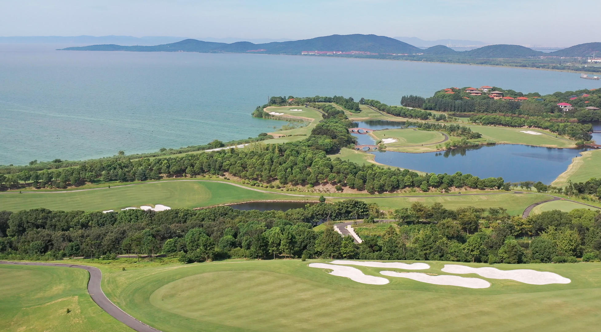 湖边的高尔夫球场无锡太湖高尔夫视频的预览图