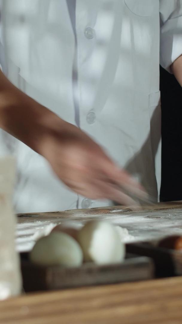 实拍中秋擀面杖和面条做月饼面皮视频的预览图