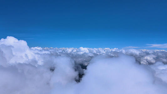 4K航拍云海云上飞机视角视频的预览图