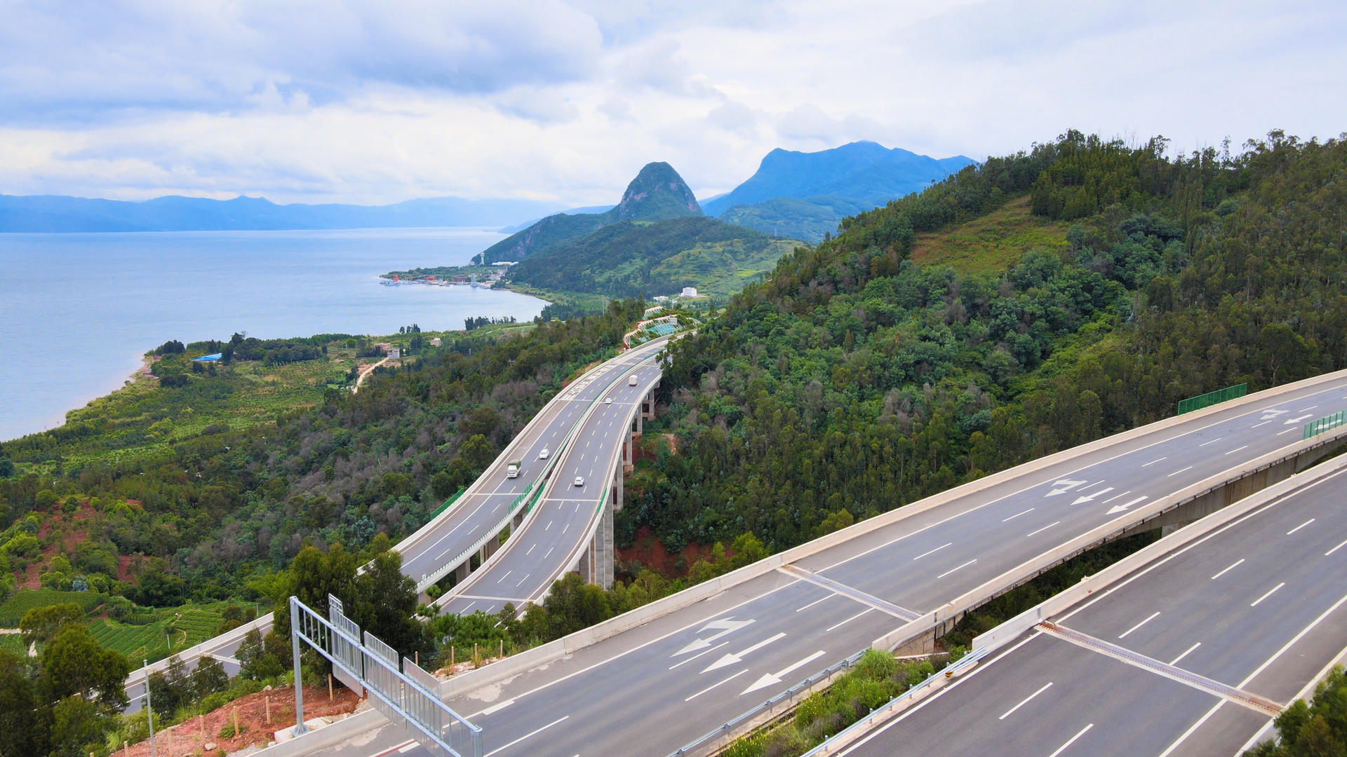 云南滇池最美昆明高速公路4K航拍视频的预览图
