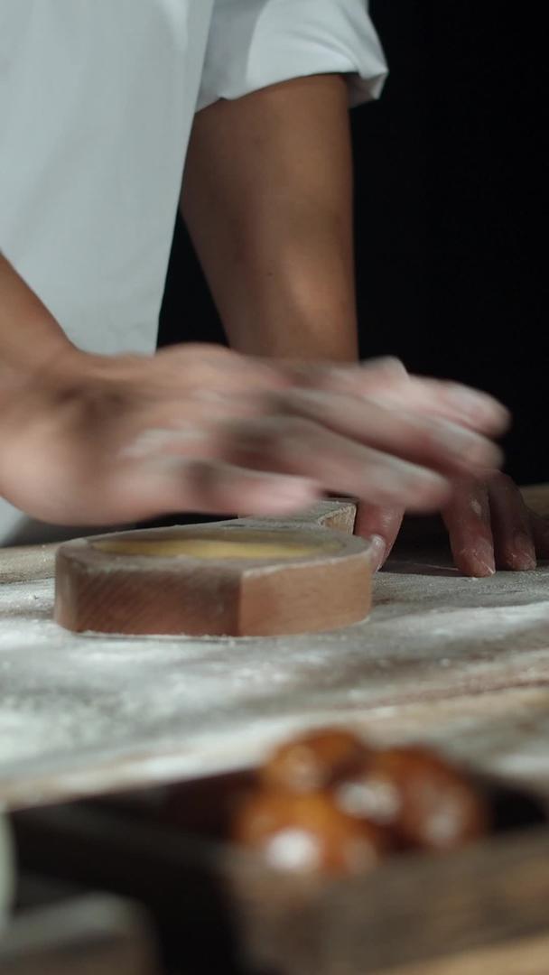 实拍传统节日手工模具制作月饼视频的预览图