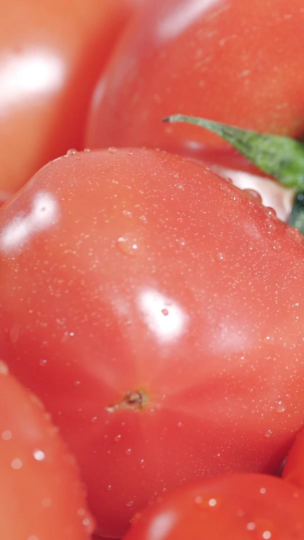 西红柿水果蔬菜水流冲刷视频的预览图