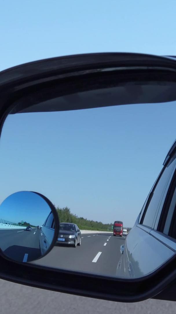 高速行驶汽车后视镜视频的预览图
