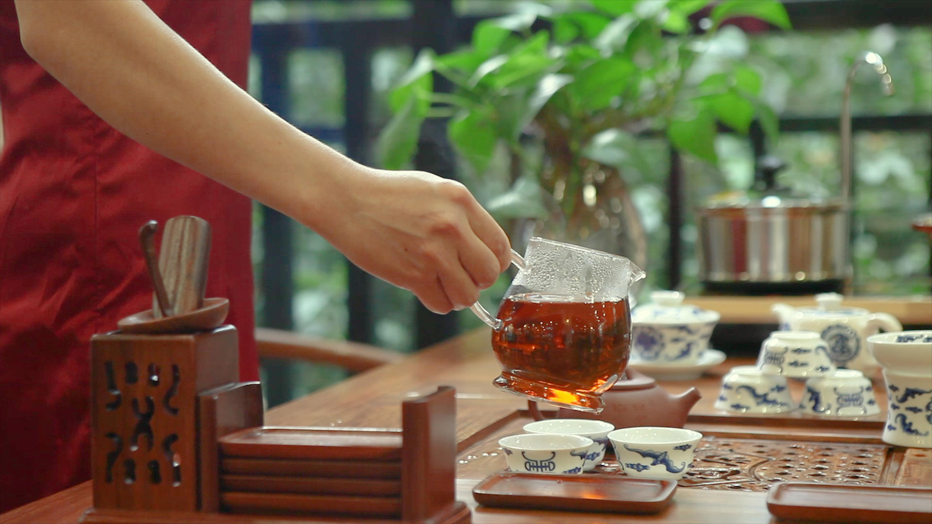 休闲饮茶4K实拍视频的预览图
