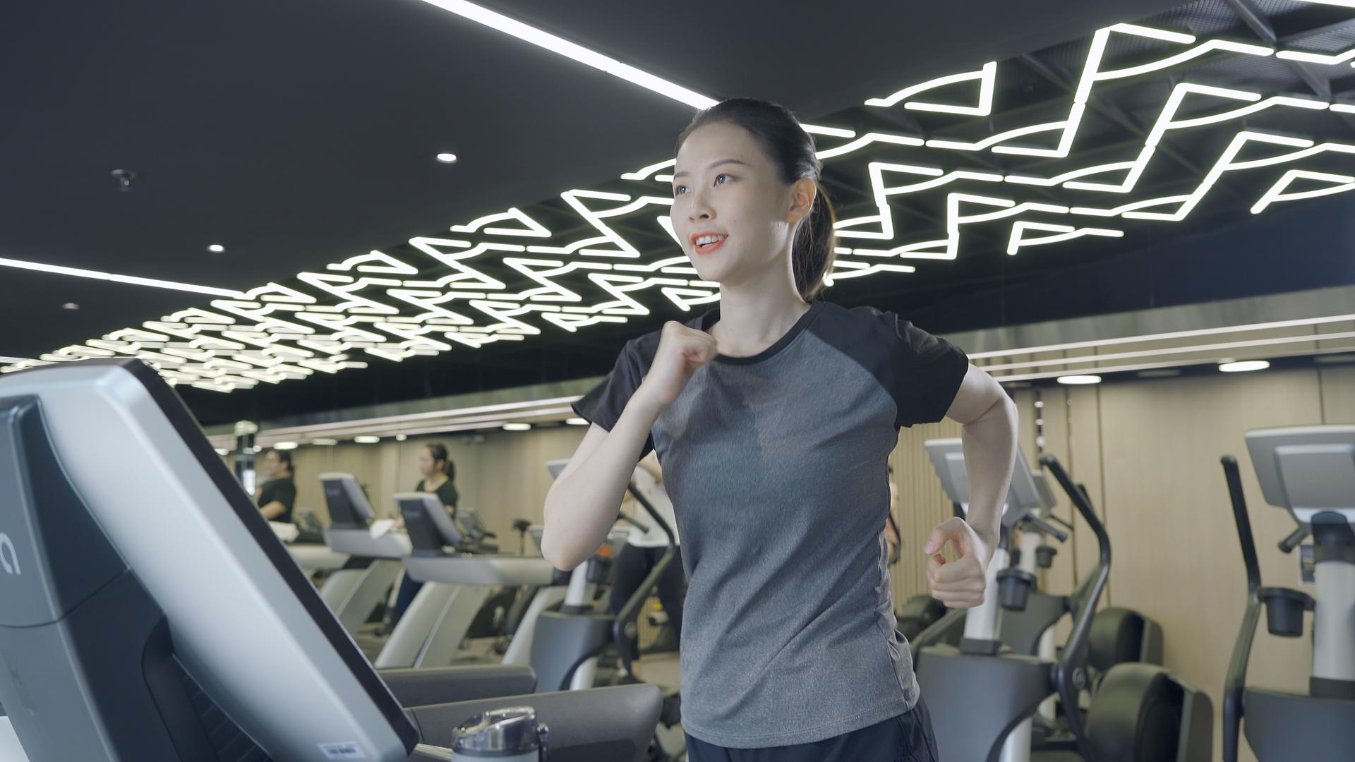 女性健身房跑步锻炼视频的预览图