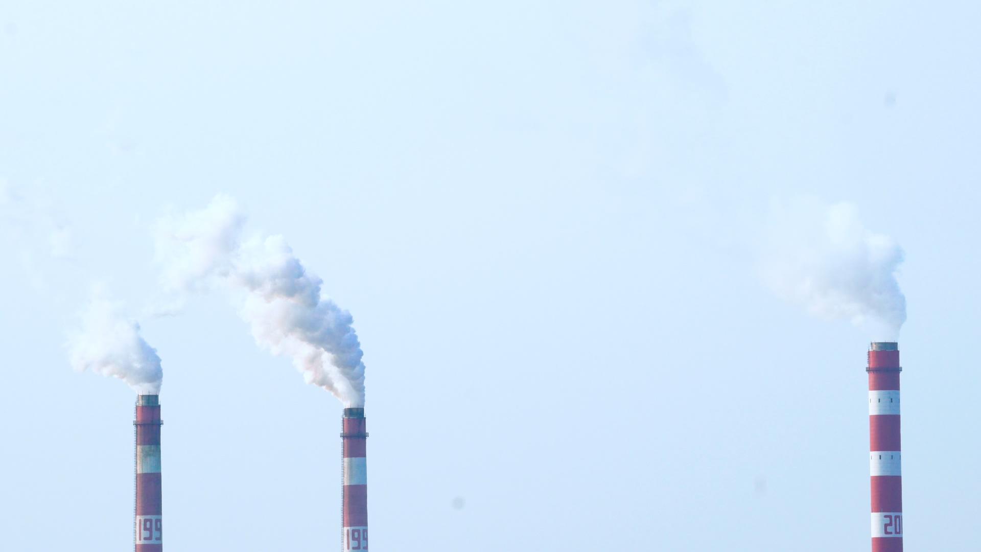 4K工业能源环保烟囱排放废气视频素材视频的预览图