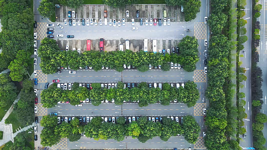 航拍城市住宅小区公共地面管理有序停放的车辆停车场素材视频的预览图