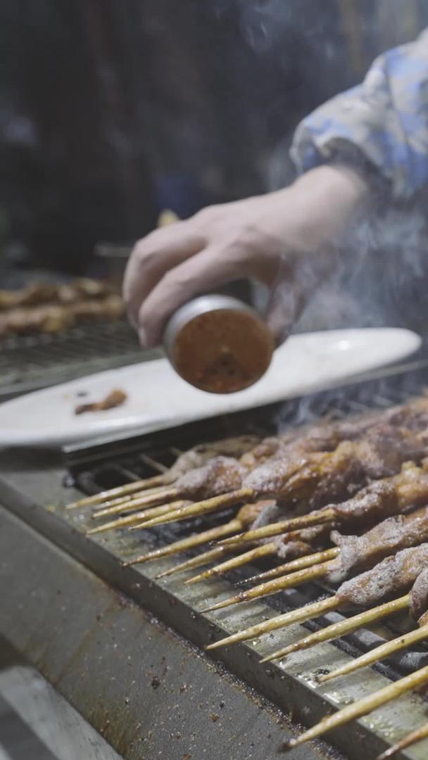 慢镜头升格拍摄素材烧烤串中式美食制作过程视频的预览图