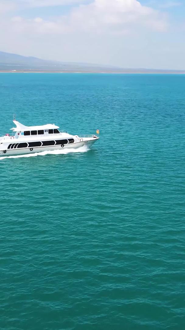 风景青海湖景区游船航拍视频的预览图